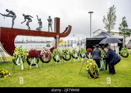 2022-06-30 19:29:53 ROTTERDAM - Bürgermeister Ahmed Aboutaleb legt während des Gedenkens an die Abschaffung der Sklaverei in Suriname und den karibischen Niederlanden einen Kranz nieder. Die Stadtverwaltung von Rotterdam entschuldigte sich zuvor für die Teilnahme der Stadt an der kolonialen und sklavereiischen Vergangenheit. ANP ROBIN UTRECHT niederlande Out - belgien Out Stockfoto