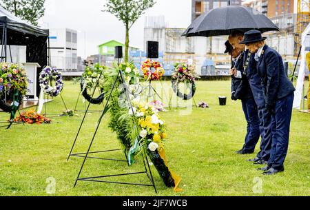 2022-06-30 19:30:06 ROTTERDAM - Bürgermeister Ahmed Aboutaleb legt während des Gedenkens an die Abschaffung der Sklaverei in Suriname und den karibischen Niederlanden einen Kranz nieder. Die Stadtverwaltung von Rotterdam entschuldigte sich zuvor für die Teilnahme der Stadt an der kolonialen und sklavereiischen Vergangenheit. ANP ROBIN UTRECHT niederlande Out - belgien Out Stockfoto