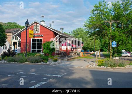 Malerische Straßenlandschaft in Stockton, New Jersey, mit Blick auf einen alten Bahnhof, der in einen Souvenirladen -04 umgewandelt wurde Stockfoto