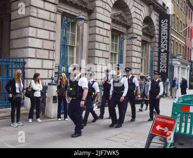 London, Großbritannien. 30.. Juni 2022. Die Polizei trifft am Tatort ein. Ein Paar von Just Stop Oil-Aktivisten klebte sich aus Protest gegen fossile Brennstoffe an ein Van Gogh-Gemälde in der Courtauld Gallery im Somerset House. Kredit: Vuk Valcic/Alamy Live Nachrichten Stockfoto