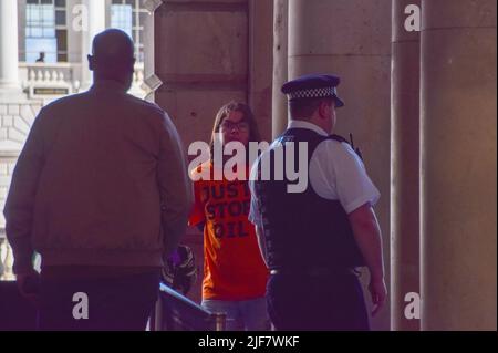 London, Großbritannien. 30.. Juni 2022. Der Aktivist Louis McKechnie wird verhaftet. Ein Paar von Just Stop Oil-Aktivisten klebte sich aus Protest gegen fossile Brennstoffe an ein Van Gogh-Gemälde in der Courtauld Gallery im Somerset House. Kredit: Vuk Valcic/Alamy Live Nachrichten Stockfoto