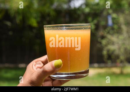 Indischer Bael- oder Bel-Fruchtsaft. Auch bekannt als Holzapfel, goldener Apfel vom indischen Subkontinent, Indien, Srilanka, Bangladesch und Nepal. Süß und er Stockfoto