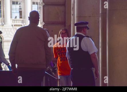 London, Großbritannien. 30.. Juni 2022. Der Aktivist Louis McKechnie wird verhaftet. Ein Paar von Just Stop Oil-Aktivisten klebte sich aus Protest gegen fossile Brennstoffe an ein Van Gogh-Gemälde in der Courtauld Gallery im Somerset House. Kredit: Vuk Valcic/Alamy Live Nachrichten Stockfoto