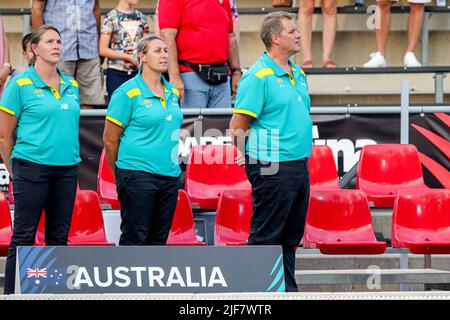 BUDAPEST, UNGARN - 30. JUNI: Trainer Taryn Woods aus Australien, Cheftrainer Paul Oberman aus Australien während der FINA World Championships Budapest 2022 5-8 Platz Spiel Australien gegen Griechenland am 30. Juni 2022 in Budapest, Ungarn (Foto von Albert ten Hove/Orange Picics) Credit: Orange Pics BV/Alamy Live News Stockfoto