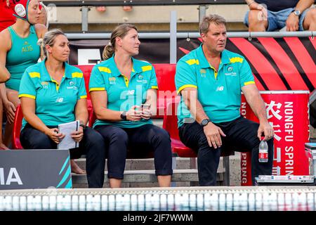 BUDAPEST, UNGARN - 30. JUNI: Trainer Taryn Woods aus Australien, Cheftrainer Paul Oberman aus Australien während der FINA World Championships Budapest 2022 5-8 Platz Spiel Australien gegen Griechenland am 30. Juni 2022 in Budapest, Ungarn (Foto von Albert ten Hove/Orange Picics) Credit: Orange Pics BV/Alamy Live News Stockfoto