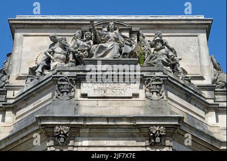 Handel und Industrie, Detail vom Dach des Cardiff Crown Court, 2022. Juni, Sommer. Bildhauer Paul Raphael Montford Stockfoto