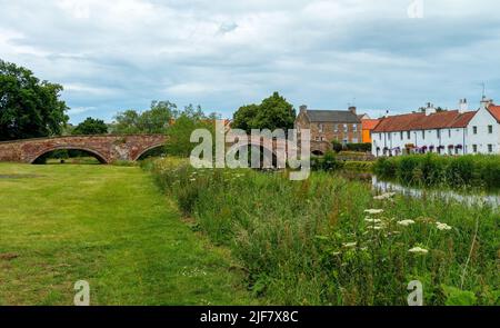 Das Waterside Bistro neben dem River Tyne und der Nungate Bridge und dann zu Fuß ins Zentrum von Haddington, Schottland, Großbritannien Stockfoto