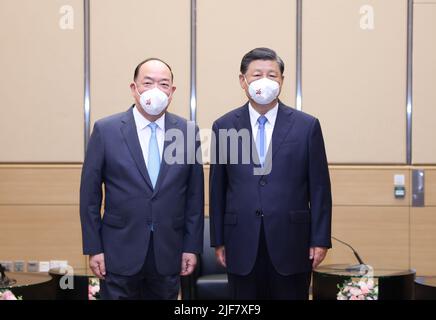 Hongkong, China. 30.. Juni 2022. Der chinesische Präsident Xi Jinping trifft sich mit dem Chef der Sonderverwaltungsregion Macao (SAR) Ho IAT Seng, der zu Veranstaltungen zum 25.. Jahrestag der Rückkehr Hongkongs in das Mutterland in Hongkong, Südchina, am 30. Juni 2022 anwesend ist. Quelle: Liu Bin/Xinhua/Alamy Live News Stockfoto