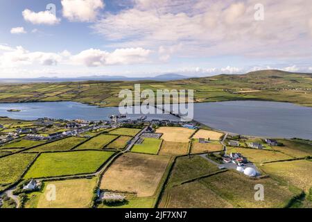 Luftaufnahme von Portmagee und Valentia Island, County Kerry, Irland Stockfoto