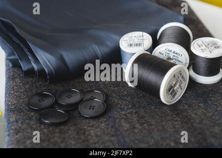 Nähen von Gegenständen und Nähwerkzeugen. Schneiderschere, Maßband, Knöpfe, Stoff Stockfoto