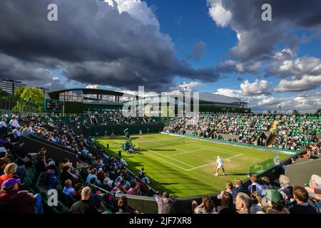 London, Großbritannien, 30.. Juni 2022: Große dunkle Wolken hängen über dem Platz Nr. 3 im All England Lawn Tennis and Croquet Club in London. Kredit: Frank Molter/Alamy Live Nachrichten Stockfoto