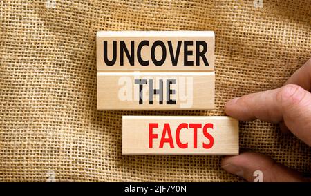 Entdecken Sie das Facts-Symbol. Concept Words Entdecke die Fakten auf Holzblöcken auf einem schönen Leinwandtisch Hintergrund. Geschäftsmann Hand. Unternehmen A Stockfoto