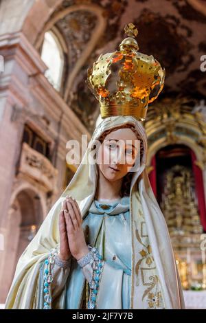 Die Stadt Lissabon - Jungfrau Maria in einer Chron | La ville de Lisbonne - Statue de la vierge Marie dans une eglise Stockfoto