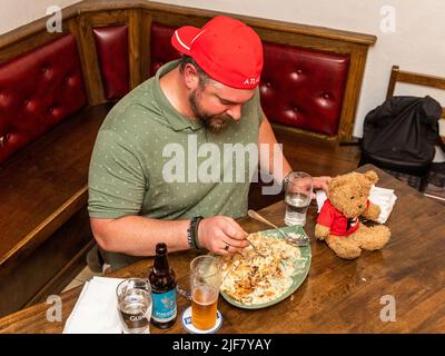 Bantry, West Cork, Irland. 30.. Juni 2022. Der beliebte amerikanische YouTuber Randy Santel war heute in Bantry und machte eine Herausforderung beim Essen. Die Herausforderung bestand darin, 3kg Meeresfrüchte-Boxty, bestehend aus geräuchertem Haddock, weißer Sahnesauce und Tomaten, in 45 Minuten zu essen. Randy beendete die Platte mit Lebensmitteln in 20 Minuten und 32 Sekunden. Quelle: AG News/Alamy Live News Stockfoto