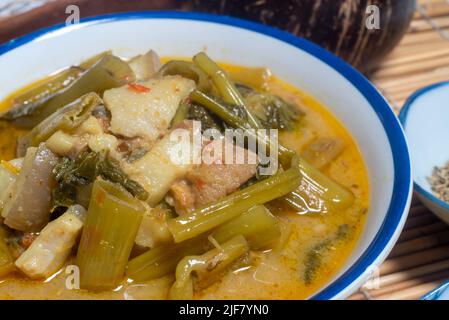 Schweinebauch mit Morning Glory (Kaeng Moo Ta Pho) Thai-Essen, Schweinebauch-Cork mit Morning Glory, nicht sehr scharf. Stockfoto