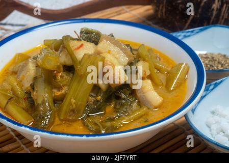 Schweinebauch mit Morning Glory (Kaeng Moo Ta Pho) Thai-Essen, Schweinebauch-Cork mit Morning Glory, nicht sehr scharf. Stockfoto