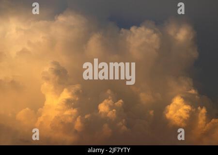 Das erste Licht der aufgehenden Sonne erhellt ein Gebäudegewitter. Stockfoto