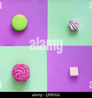 Pop Art. Macaron und Marshallows auf farbigem Hintergrund Stockfoto