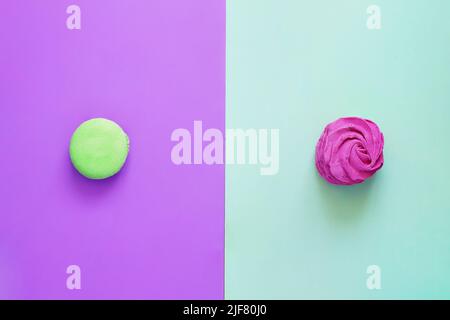 Pop Art. Macaron und Marshallows auf farbigem Hintergrund Stockfoto