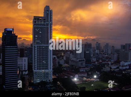 Kuala Lumpur, Malaysia - Jun 09 2022: Hochhäuser während des Sonnenuntergangs im Herzen der Stadt Kuala Lumpur in Malaysia. Abendansicht der Wolkenkratzer Stockfoto