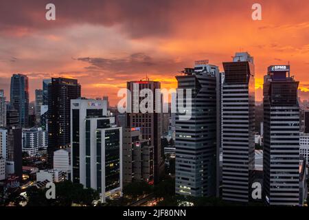 Kuala Lumpur, Malaysia - Jun 09 2022: Hochhäuser während des Sonnenuntergangs im Herzen der Stadt Kuala Lumpur in Malaysia. Abendansicht der Wolkenkratzer Stockfoto