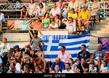 BUDAPEST, UNGARN - 30. JUNI: Fans von Griechenland während der FINA World Championships Budapest 2022 5-8 Platz Spiel Australien gegen Griechenland am 30. Juni 2022 in Budapest, Ungarn (Foto von Albert ten Hove/Orange Picics) Kredit: Orange Pics BV/Alamy Live News Stockfoto