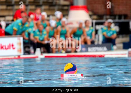 BUDAPEST, UNGARN - 30. JUNI: Matchball schwimmt auf dem Wasser während der FINA World Championships Budapest 2022 5-8 Platz Spiel Australien gegen Griechenland am 30. Juni 2022 in Budapest, Ungarn (Foto von Albert ten Hove/Orange Picics) Kredit: Orange Pics BV/Alamy Live News Stockfoto