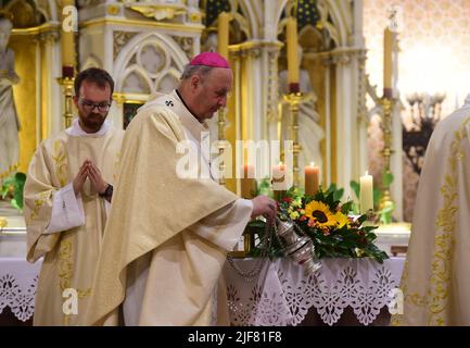 Olomouc, Tschechische Republik. 30.. Juni 2022. Am 30. Juni 2022 fand in der St.-Wenzel-Kathedrale in Olomouc, Tschechische Republik, die Abschiedsmesse von Erzbischof Jan Graubner, Mitte, statt, der das Amt des Prager Erzbischofs übernehmen wird. Kredit: Ludek Perina/CTK Foto/Alamy Live Nachrichten Stockfoto