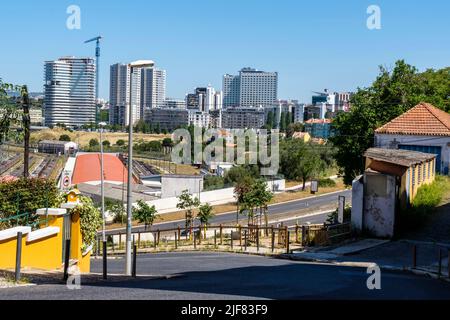 Die Stadt Lissabon - Blick auf den Bahnhof Campolide La ville de Lisbonne - Vue sur la gare de Campolide et sur l'Autoroute nord - sud Stockfoto