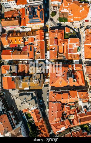 Drone-Ansicht von oben auf das Restaurantviertel Rua Amarela in Cascais, Portugal Stockfoto