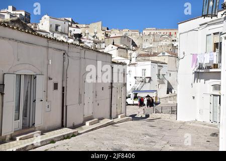 Typische Architektur in Monte Sant' Angelo im Norden von Apulien, Italien, Oktober 2019. Urbane Szene im historischen Teil der Stadt. Stockfoto