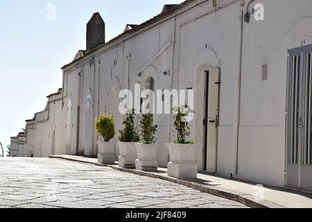 Typische Architektur in Monte Sant' Angelo im Norden von Apulien, Italien, Oktober 2019. Urbane Szene im historischen Teil der Stadt. Stockfoto