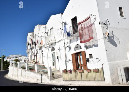 Typische Architektur in Monte Sant' Angelo im Norden von Apulien, Italien, Oktober 2019. Urbane Szene im historischen Teil der Stadt. Stockfoto