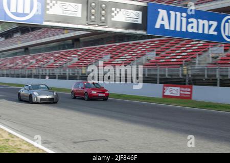 Modernes europäisches Auto auf der Rennstrecke. Volkswagen Golf MK 4 Stockfoto