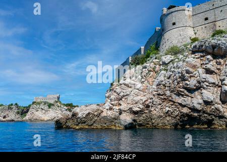 Schönes Bild von Fort Lovrijenac und den Stadtmauern der Altstadt von Dubrovnik Stockfoto