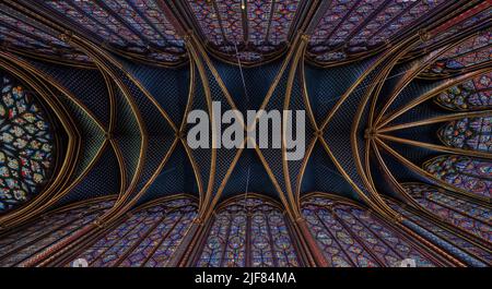 Gewölbe der oberen Kapelle von Sainte-Chapelle. Mit Glasmalerei aus dem 13.. Jahrhundert. Stockfoto