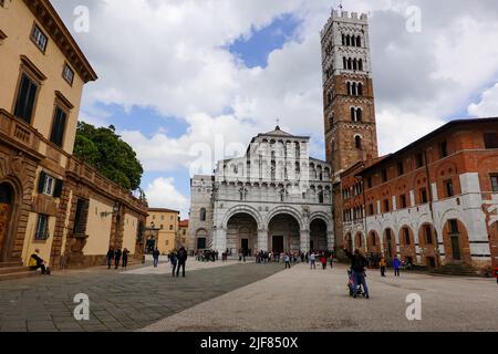 Menschen auf der Piazza San Martino vor dem Dom von Luca, Italien, einem Teil der Toskana. Stockfoto