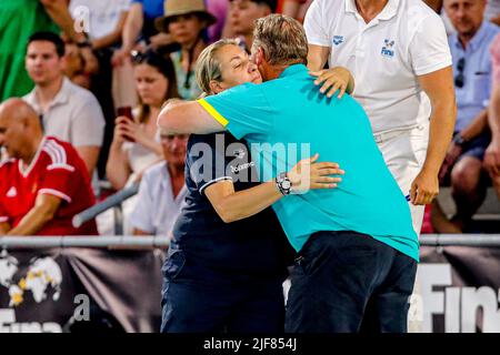 BUDAPEST, UNGARN - 30. JUNI: Cheftrainer Alexia Anna Kammenou aus Griechenland, Cheftrainer Paul Oberman aus Australien, Schiedsrichter Gyorgy Kun während der FINA World Championships Budapest 2022 5-8 Platz Spiel Australien gegen Griechenland am 30. Juni 2022 in Budapest, Ungarn (Foto von Albert ten Hove/Orange Picters) Kredit: Orange Pics BV/Alamy Live News Stockfoto