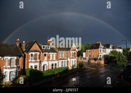 London, Großbritannien. 30.. Juni 2022. Ein Regenbogen wird nach heftigem Regen über einer Straße in Crouch End im Norden Londons gesehen. Bilddatum: Donnerstag, 30. Juni 2022. Bildnachweis sollte lauten Kredit: Matt Crossick/Alamy Live News Stockfoto