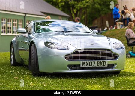 2007 Aston Martin V8 Vantage ‘MX07 BKD’ auf der Juni Scramble im Bicester Heritage Centre am 19.. Juni 2022 ausgestellt Stockfoto