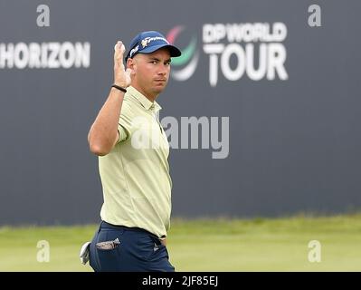 30.. Juni 2022, Mount Juliet Golf &amp; Spa Hotel, Thomastown, County Kilkenny, Republik Irland: Horizon Irish Open Golf; Lucas Herbert von Australien winkt nach seiner ersten Runde auf dem Grün von 18. der Menge zu Stockfoto