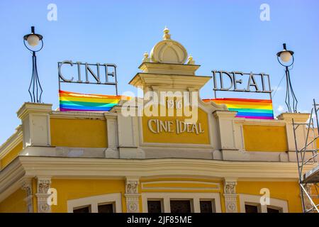 Madrid, Spanien. 1. Juni 2022. Eine Fassade des Cine Yelmo Ideals-Gebäudes in Madrid, das während des Pride Month im Juni mit LGBT-Fahnen dekoriert wurde. Kulturelle Herita Stockfoto