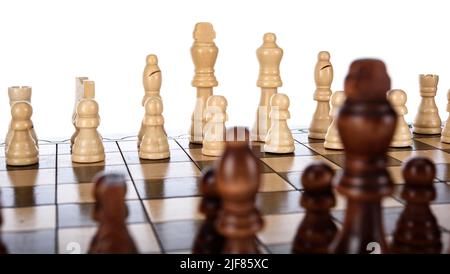Beige Braun Holzschach verschiedene Figuren stehen auf dem Schachbrett. Nahaufnahme Spiel Konzept Wettbewerb, Classic Turnier. Stockfoto