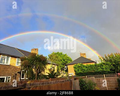 Ein doppelter Regenbogen, der nach einem Regenschauer über Morden im Süden Londons gesehen wurde. Bilddatum: Donnerstag, 30. Juni 2022. Stockfoto