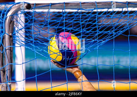 BUDAPEST, UNGARN - 30. JUNI: Ball auf einem Tor während der FINA World Championships Budapest 2022 Halbfinalspiel Ungarn gegen Niederlande am 30. Juni 2022 in Budapest, Ungarn (Foto: Albert ten Hove/Orange Picturs) KNZB Stockfoto