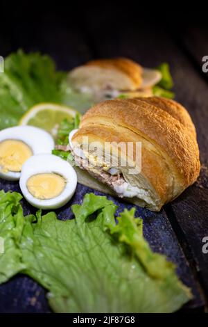 Frisches Thunfisch-Croissant, Salatblatt und Ei. Stockfoto