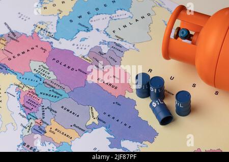 Zagreb, Kroatien. 30.. Juni 2022. Das Foto, das am 30. Juni 2022 in Zagreb, Kroatien, aufgenommen wurde, zeigt die Abhängigkeit Europas von russischem Öl und Gas. Foto: Davor Puklavec/PIXSELL Credit: Pixsell Foto- und Videoagentur/Alamy Live News Stockfoto