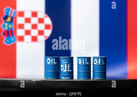 Zagreb, Kroatien. 30.. Juni 2022. Das Foto, das am 30. Juni 2022 in Zagreb, Kroatien, aufgenommen wurde, zeigt die Abhängigkeit Europas von russischem Öl und Gas. Foto: Davor Puklavec/PIXSELL Credit: Pixsell Foto- und Videoagentur/Alamy Live News Stockfoto