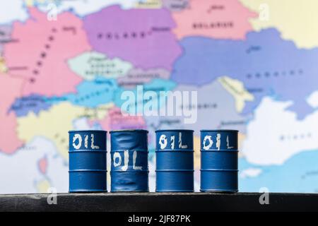 Zagreb, Kroatien. 30.. Juni 2022. Das Foto, das am 30. Juni 2022 in Zagreb, Kroatien, aufgenommen wurde, zeigt die Abhängigkeit Europas von russischem Öl und Gas. Foto: Davor Puklavec/PIXSELL Credit: Pixsell Foto- und Videoagentur/Alamy Live News Stockfoto