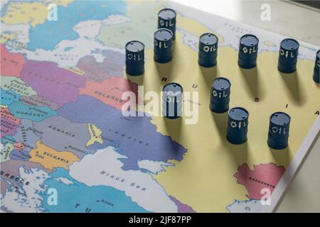 Zagreb, Kroatien. 30.. Juni 2022. Das Foto, das am 30. Juni 2022 in Zagreb, Kroatien, aufgenommen wurde, zeigt die Abhängigkeit Europas von russischem Öl und Gas. Foto: Davor Puklavec/PIXSELL Credit: Pixsell Foto- und Videoagentur/Alamy Live News Stockfoto